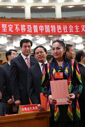 代表投票 11月14日,中國(guó)共產(chǎn)黨第十八次全國(guó)代表大會(huì)閉幕會(huì)在北京人民大會(huì)堂舉行。 這是代表投票選舉中央委員會(huì)委員、候補(bǔ)委員和中央紀(jì)律檢查委員會(huì)委員。 新華社記者姚大偉攝