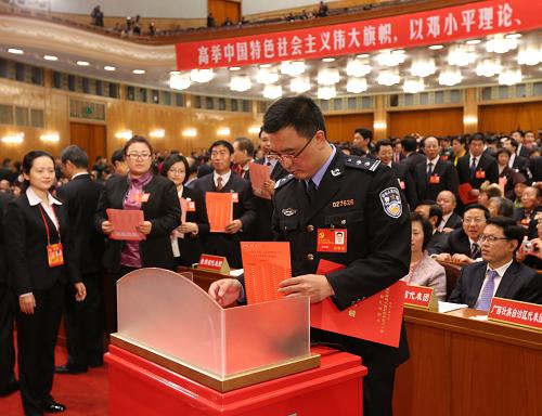 代表投票 11月14日,中國(guó)共產(chǎn)黨第十八次全國(guó)代表大會(huì)閉幕會(huì)在北京人民大會(huì)堂舉行。 這是代表投票選舉中央委員會(huì)委員、候補(bǔ)委員和中央紀(jì)律檢查委員會(huì)委員。 新華社記者 姚大偉 攝