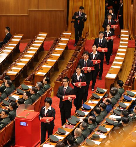 發(fā)選票 11月14日,中國(guó)共產(chǎn)黨第十八次全國(guó)代表大會(huì)閉幕會(huì)在北京人民大會(huì)堂舉行。 這是工作人員手捧選票進(jìn)入會(huì)場(chǎng)。 新華社記者 丁林 攝