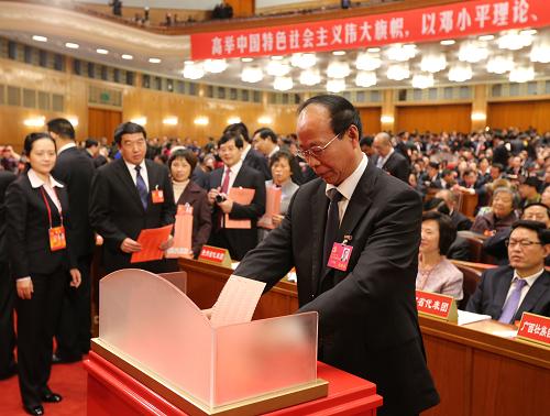 代表投票 11月14日,中國(guó)共產(chǎn)黨第十八次全國(guó)代表大會(huì)閉幕會(huì)在北京人民大會(huì)堂舉行。 這是代表投票選舉中央委員會(huì)委員、候補(bǔ)委員和中央紀(jì)律檢查委員會(huì)委員。 新華社記者 姚大偉 攝