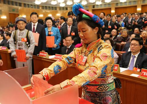 代表投票 11月14日,中國(guó)共產(chǎn)黨第十八次全國(guó)代表大會(huì)閉幕會(huì)在北京人民大會(huì)堂舉行。 這是代表投票選舉中央委員會(huì)委員、候補(bǔ)委員和中央紀(jì)律檢查委員會(huì)委員。 新華社記者 姚大偉 攝