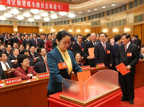 代表投票 11月14日,中國共產(chǎn)黨第十八次全國代表大會閉幕會在北京人民大會堂舉行。 這是代表投票選舉中央委員會委員、候補委員和中央紀(jì)律檢查委員會委員。 新華社記者 姚大偉 攝