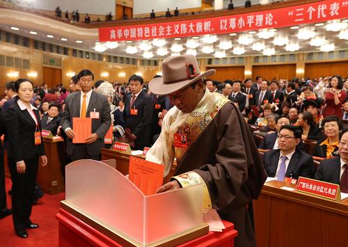 代表投票 11月14日,中國共產(chǎn)黨第十八次全國代表大會閉幕會在北京人民大會堂舉行。 這是代表投票選舉中央委員會委員、候補委員和中央紀(jì)律檢查委員會委員。 新華社記者 姚大偉 攝