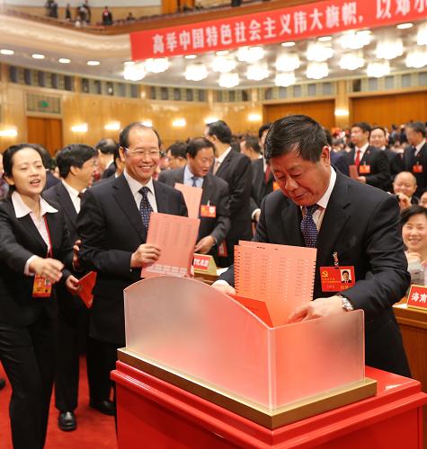 代表投票 11月14日,中國共產(chǎn)黨第十八次全國代表大會閉幕會在北京人民大會堂舉行。 這是代表投票選舉中央委員會委員、候補委員和中央紀(jì)律檢查委員會委員。 新華社記者 姚大偉 攝