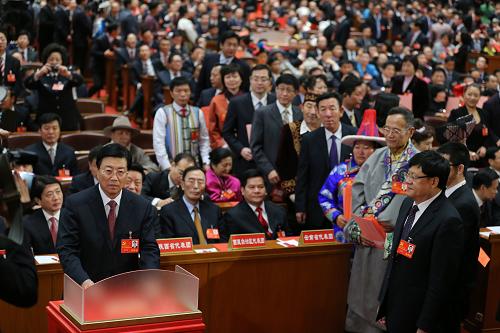 代表投票 11月14日,中國共產(chǎn)黨第十八次全國代表大會閉幕會在北京人民大會堂舉行。 這是代表投票選舉中央委員會委員、候補委員和中央紀(jì)律檢查委員會委員。 新華社記者鞠鵬攝