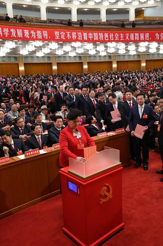 代表投票 11月14日,中國共產(chǎn)黨第十八次全國代表大會閉幕會在北京人民大會堂舉行。 這是代表投票選舉中央委員會委員、候補委員和中央紀(jì)律檢查委員會委員。 新華社記者劉衛(wèi)兵攝