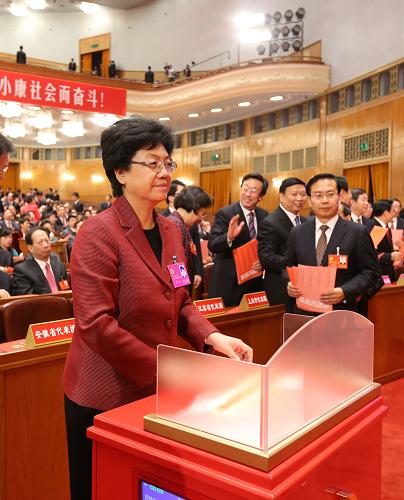 代表投票 11月14日,中國共產(chǎn)黨第十八次全國代表大會閉幕會在北京人民大會堂舉行。 這是代表投票選舉中央委員會委員、候補(bǔ)委員和中央紀(jì)律檢查委員會委員。 新華社記者 姚大偉 攝