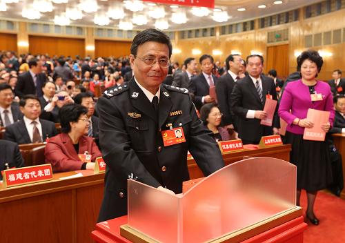 代表投票 11月14日,中國共產(chǎn)黨第十八次全國代表大會閉幕會在北京人民大會堂舉行。 這是代表投票選舉中央委員會委員、候補(bǔ)委員和中央紀(jì)律檢查委員會委員。 新華社記者 姚大偉 攝 新華社記者王建民攝