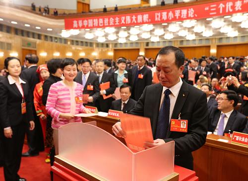 代表投票 11月14日,中國共產(chǎn)黨第十八次全國代表大會閉幕會在北京人民大會堂舉行。 這是代表投票選舉中央委員會委員、候補(bǔ)委員和中央紀(jì)律檢查委員會委員。 新華社記者 姚大偉 攝