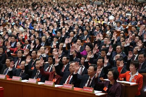 中國(guó)共產(chǎn)黨第十八次全國(guó)代表大會(huì)閉幕會(huì)在京舉行 11月14日,中國(guó)共產(chǎn)黨第十八次全國(guó)代表大會(huì)閉幕會(huì)在北京人民大會(huì)堂舉行。 這是代表舉手表決。 新華社記者鞠鵬攝