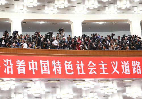 中國(guó)共產(chǎn)黨第十八次全國(guó)代表大會(huì)閉幕會(huì)在京舉行 11月14日,中國(guó)共產(chǎn)黨第十八次全國(guó)代表大會(huì)閉幕會(huì)在北京人民大會(huì)堂舉行。 這是記者在現(xiàn)場(chǎng)采訪拍攝。 新華社記者劉衛(wèi)兵攝