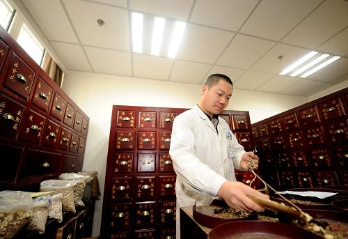 “中醫(yī)治未病”受青睞 山西中醫(yī)學(xué)院附屬醫(yī)院的醫(yī)生在為市民配制中藥(11月23日攝)。 進(jìn)入冬季以來(lái),在山西中醫(yī)學(xué)院附屬醫(yī)院治未病中心,等待專家開(kāi)膏方、理療的市民排起長(zhǎng)隊(duì)。隨著中醫(yī)養(yǎng)生理念日漸深入人心,越來(lái)越多的市民開(kāi)始接受中醫(yī)“治未病”的理念,將目光從治病轉(zhuǎn)向防病,他們用針灸、膏方等中醫(yī)養(yǎng)生手段來(lái)調(diào)理身體,以期改善“亞健康狀態(tài)”。 新華社記者 燕雁 攝