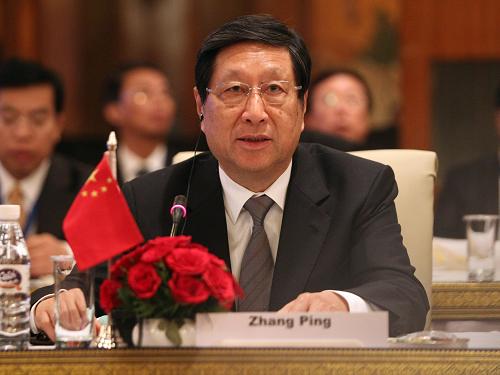 11月26日,在印度首都新德里,中國國家發(fā)改委主任張平在對話會上發(fā)言。 當(dāng)日,第二次中印戰(zhàn)略經(jīng)濟(jì)對話在印度首都新德里舉行。中國國家發(fā)改委主任張平與印度計劃委員會副主席阿魯瓦利亞共同主持對話,雙方就加強全面合作,促進(jìn)宏觀經(jīng)濟(jì)政策溝通與協(xié)調(diào),深化與拓展在投資、基礎(chǔ)設(shè)施、高技術(shù)、節(jié)能環(huán)保和能源等領(lǐng)域的務(wù)實合作展開對話與交流。 新華社記者李毅剛攝