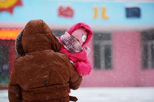 黑龍江省部分地區(qū)迎來降雪 11月28日,哈爾濱的一名家長冒雪抱著孩子上幼兒園。 自11月27日夜開始,黑龍江省部分地區(qū)迎來降雪天氣。根據(jù)黑龍江省氣象臺預(yù)計,哈爾濱、綏化、伊春南部降雪量將達(dá)4毫米以上。大雪讓孩童們盡情地享受白雪帶來的樂趣,卻也給城市交通帶來不便。 新華社記者王凱攝