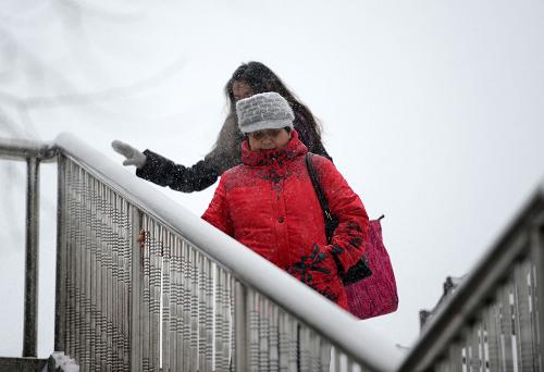黑龍江省部分地區(qū)迎來降雪 11月28日,在哈爾濱一處過街天橋,行人小心翼翼地扶著扶手下橋。 自11月27日夜開始,黑龍江省部分地區(qū)迎來降雪天氣。根據(jù)黑龍江省氣象臺預(yù)計,哈爾濱、綏化、伊春南部降雪量將達(dá)4毫米以上。大雪讓孩童們盡情地享受白雪帶來的樂趣,卻也給城市交通帶來不便。 新華社記者王凱攝