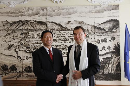 )中國西藏文化交流團訪問斯洛文尼亞 12月3日,在斯洛文尼亞的盧布爾雅那,西藏文化交流團團長、西藏自治區(qū)行政學(xué)院副院長普布次仁與馬里博爾市負責(zé)經(jīng)濟事務(wù)的市政委員布萊伊茨握手合影。 中國西藏文化交流團12月2日至5日訪問斯洛文尼亞。期間,交流團通過見面會、座談會,主題演講等多種形式,向斯方中央和地方政府官員及斯中友好人士介紹了西藏和平解放以來翻天覆地的發(fā)展變化和巨大成就,解答了斯方有關(guān)西藏宗教的各種問題。 新華社記者趙毅攝
