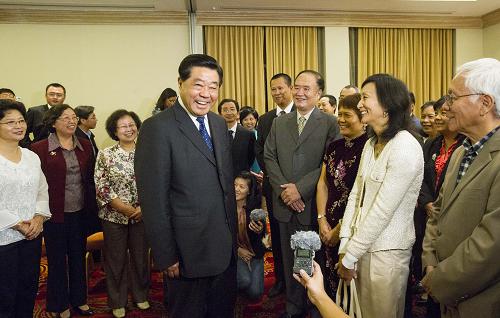 賈慶林會見駐哥斯達黎加使館工作人員、中資機構和華僑華人代表 12月4日,全國政協主席賈慶林在圣何塞會見駐哥斯達黎加使館工作人員、中資機構和華僑華人代表。他強調,要認真學習貫徹習近平總書記重要講話精神,廣泛凝聚海內外中華兒女的智慧和力量,共同為實現中華民族偉大復興的“中國夢”作出更大貢獻。 新華社記者李學仁攝