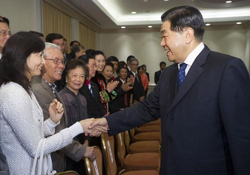 賈慶林會見駐哥斯達黎加使館工作人員、中資機構和華僑華人代表 12月4日,中國全國政協主席賈慶林在圣何塞會見駐哥斯達黎加使館工作人員、中資機構和華僑華人代表。他強調,要認真學習貫徹習近平總書記重要講話精神,廣泛凝聚海內外中華兒女的智慧和力量,共同為實現中華民族偉大復興的“中國夢”作出更大貢獻。 新華社記者李學仁攝