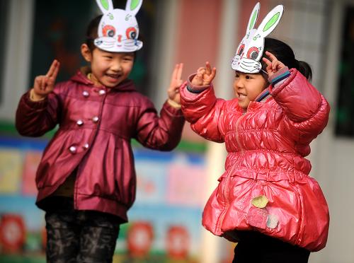 山西長(zhǎng)治縣實(shí)現(xiàn)15年免費(fèi)教育 12月11日,長(zhǎng)治縣韓店幼兒園的孩子在做游戲。 山西省長(zhǎng)治縣大力實(shí)施教育均衡發(fā)展規(guī)劃,已經(jīng)實(shí)現(xiàn)15年免費(fèi)教育。2010年,長(zhǎng)治縣在山西省率先推行從小學(xué)至高中的12年免費(fèi)教育,即在9年義務(wù)教育階段實(shí)施“兩免一補(bǔ)”的基礎(chǔ)上,開(kāi)始對(duì)全縣普通高中、職中學(xué)生免收學(xué)費(fèi)并給予補(bǔ)貼。自今年秋季開(kāi)始,長(zhǎng)治縣又將教育全免費(fèi)制度向全縣公辦和民辦幼兒園的學(xué)前教育延伸,政府每年增加財(cái)政撥款近1500萬(wàn)元。 新華社記者 燕雁 攝