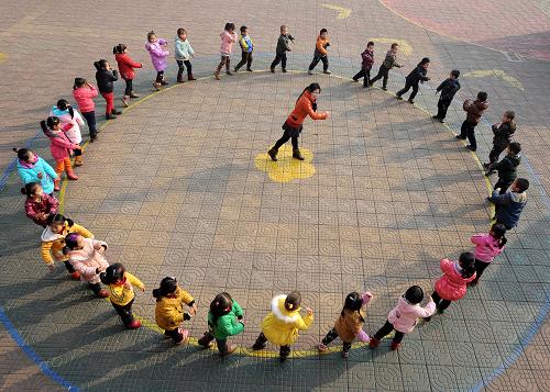 山西長(zhǎng)治縣實(shí)現(xiàn)15年免費(fèi)教育 12月11日,長(zhǎng)治縣韓店幼兒園的孩子在戶外做游戲。 山西省長(zhǎng)治縣大力實(shí)施教育均衡發(fā)展規(guī)劃,已經(jīng)實(shí)現(xiàn)15年免費(fèi)教育。2010年,長(zhǎng)治縣在山西省率先推行從小學(xué)至高中的12年免費(fèi)教育,即在9年義務(wù)教育階段實(shí)施“兩免一補(bǔ)”的基礎(chǔ)上,開(kāi)始對(duì)全縣普通高中、職中學(xué)生免收學(xué)費(fèi)并給予補(bǔ)貼。自今年秋季開(kāi)始,長(zhǎng)治縣又將教育全免費(fèi)制度向全縣公辦和民辦幼兒園的學(xué)前教育延伸,政府每年增加財(cái)政撥款近1500萬(wàn)元。 新華社記者 燕雁 攝