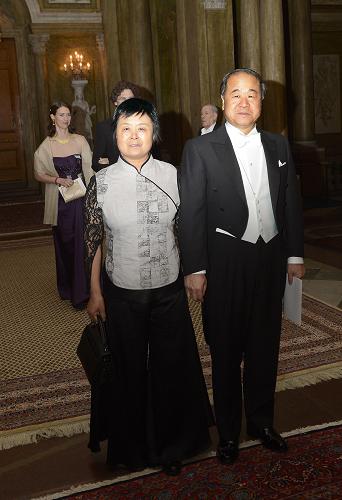 莫言出席瑞典國王的晚宴 12月11日,在瑞典首都斯德哥爾摩王宮,2012年諾貝爾文學獎得主、中國作家莫言(右)與夫人杜勤蘭出席瑞典國王卡爾十六世·古斯塔夫為諾貝爾獎得主舉行的晚宴。 12月10日,莫言在2012年諾貝爾獎頒獎儀式上從瑞典國王手中接受2012年諾貝爾文學獎。 新華社記者武巍攝
