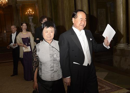 莫言出席瑞典國王的晚宴 12月11日,在瑞典首都斯德哥爾摩王宮,2012年諾貝爾文學獎得主、中國作家莫言(右)與夫人杜勤蘭出席瑞典國王卡爾十六世·古斯塔夫為諾貝爾獎得主舉行的晚宴。 12月10日,莫言在2012年諾貝爾獎頒獎儀式上從瑞典國王手中接受2012年諾貝爾文學獎。 新華社記者武巍攝