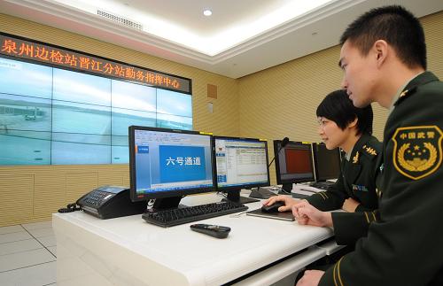 福建:晉江機(jī)場(chǎng)新航站樓正式投入使用 12月12日,工作人員在新啟用的泉州邊檢站晉江機(jī)場(chǎng)扁平化實(shí)戰(zhàn)指揮系統(tǒng)中心指揮臺(tái)前工作。 當(dāng)日,福建晉江機(jī)場(chǎng)新航站樓正式投入使用,目前已開(kāi)通北京、上海、香港、澳門、馬尼拉等20多條航線。泉州邊檢站同時(shí)啟用全國(guó)領(lǐng)先的二代智能驗(yàn)證臺(tái)、指紋識(shí)別驗(yàn)訖章柜等設(shè)備。 福建晉江機(jī)場(chǎng)原為軍用機(jī)場(chǎng),1996年12月12日正式開(kāi)通民用航空,2010年3月開(kāi)始改建,工程總投資9億元,新建航站樓面積達(dá)4萬(wàn)多平方米,擴(kuò)建停機(jī)坪5.23萬(wàn)平方米,可滿足年旅客吞吐量400萬(wàn)人次、貨郵吞吐量4.4萬(wàn)噸的使用要求。 新華社記者 林善傳 攝