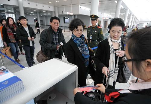 福建:晉江機(jī)場(chǎng)新航站樓正式投入使用 12月12日,飛往香港的旅客在福建晉江機(jī)場(chǎng)新航站樓候機(jī)廳驗(yàn)票登機(jī)。 當(dāng)日,福建晉江機(jī)場(chǎng)新航站樓正式投入使用,目前已開(kāi)通北京、上海、香港、澳門、馬尼拉等20多條航線。泉州邊檢站同時(shí)啟用全國(guó)領(lǐng)先的二代智能驗(yàn)證臺(tái)、指紋識(shí)別驗(yàn)訖章柜等設(shè)備。 福建晉江機(jī)場(chǎng)原為軍用機(jī)場(chǎng),1996年12月12日正式開(kāi)通民用航空,2010年3月開(kāi)始改建,工程總投資9億元,新建航站樓面積達(dá)4萬(wàn)多平方米,擴(kuò)建停機(jī)坪5.23萬(wàn)平方米,可滿足年旅客吞吐量400萬(wàn)人次、貨郵吞吐量4.4萬(wàn)噸的使用要求。 新華社記者 林善傳 攝