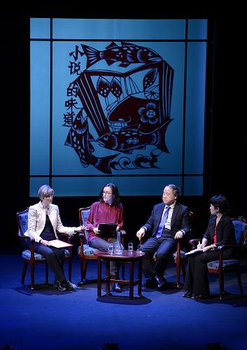 )莫言在瑞典皇家戲劇院談文學(xué)創(chuàng)作 12月12日,在瑞典首都斯德哥爾摩的皇家戲劇院,2012諾貝爾文學(xué)獎(jiǎng)得主、中國(guó)作家莫言(右二)與莫言作品的瑞典文翻譯者陳安娜(左一)等參加文學(xué)講談會(huì),談?wù)撐膶W(xué)創(chuàng)作體驗(yàn)。 莫言將于12月13日結(jié)束諾貝爾周的全部活動(dòng)離開斯德哥爾摩回國(guó)。 新華社記者武巍攝