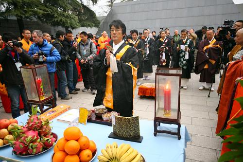 南京舉行國(guó)際和平法會(huì)悼念南京大屠殺遇難者 12月13日,日本佛教居士在南京大屠殺遇難同胞紀(jì)念館內(nèi)的“遇難者名單墻”前唱挽歌。 當(dāng)日上午8時(shí)許,中日兩國(guó)約200位僧人、南京大屠殺幸存者及遇難者家屬代表在南京舉行國(guó)際和平法會(huì),悼念侵華日軍南京大屠殺同胞遇難75周年,并祈禱世界和平。 新華社發(fā)
