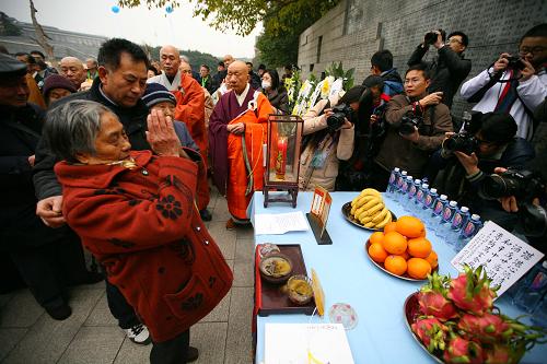 南京舉行國(guó)際和平法會(huì)悼念南京大屠殺遇難者 12月13日,南京大屠殺幸存者代表參加和平法會(huì)。 當(dāng)日上午8時(shí)許,中日兩國(guó)約200位僧人、南京大屠殺幸存者及遇難者家屬代表在南京舉行國(guó)際和平法會(huì),悼念侵華日軍南京大屠殺同胞遇難75周年,并祈禱世界和平。 新華社發(fā)