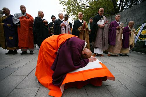 南京舉行國(guó)際和平法會(huì)悼念南京大屠殺遇難者 12月13日,日本僧人在南京大屠殺遇難同胞紀(jì)念館內(nèi)的“遇難者名單墻”前敬香祈禱。 當(dāng)日上午8時(shí)許,中日兩國(guó)約200位僧人、南京大屠殺幸存者及遇難者家屬代表在南京舉行國(guó)際和平法會(huì),悼念侵華日軍南京大屠殺同胞遇難75周年,并祈禱世界和平。 新華社發(fā)