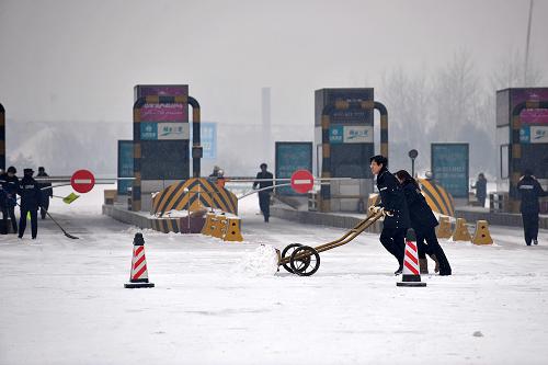 山西迎來大范圍降雪天氣 12月13日,太原長風(fēng)收費(fèi)口工作人員在清理積雪。 當(dāng)日,受冷空氣南下影響,山西省迎來大范圍降雪天氣。氣象專家提示,此次降雪對(duì)農(nóng)作物影響不大,但建議市民減少戶外活動(dòng),外出需做好防寒保暖工作和車輛的防滑措施。 新華社記者 詹彥 攝