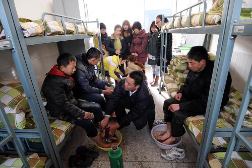 南京首個“師德教育基地”掛牌成立 12月19日,首期師德教育培訓班學員(后排)在觀摩特教老師為智障學生上生活指導課。 當日,南京市六合區(qū)教育系統(tǒng)“師德教育基地”在六合區(qū)特殊教育學校掛牌成立,首期師德教育培訓班同時啟動。基地針對青年教師、班主任、黨員干部等開展培訓、學習、交流、體驗、先進典型示范等師德教育培訓活動,不斷提高師德水平、職業(yè)素養(yǎng)和責任意識,強化愛與責任的教育。 新華社記者 孫參攝