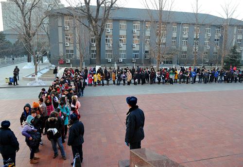 2013年全國碩士研究生考試拉開帷幕 1月5日,考生在北方工業(yè)大學(xué)考點等候進入考場。 當(dāng)日,2013年全國碩士研究生招生考試拉開帷幕。據(jù)統(tǒng)計,今年全國共有約180萬人參加考試,創(chuàng)歷史新高。 新華社記者公磊攝