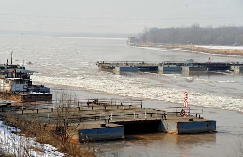 黃河山東段出現(xiàn)大面積淌凌 已拆除19座浮橋 1月5日,在黃河濟(jì)南段,濟(jì)南濼口浮橋被拆除以保證淌凌順利通過(guò)。 據(jù)山東黃河河務(wù)局最新統(tǒng)計(jì),截至1月4日,黃河山東段淌凌長(zhǎng)度已達(dá)430公里,目前已拆除浮橋19座。當(dāng)前,山東各級(jí)黃河河務(wù)部門加強(qiáng)防凌值班,密切注視天氣、水情和凌情變化,做好抗凌搶險(xiǎn)準(zhǔn)備。 新華社記者 徐速繪 攝