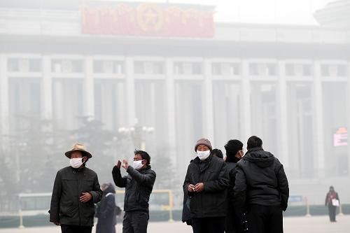 霧霾圍城:北京空氣質(zhì)量六級屬于嚴(yán)重污染 1月11日上午9時34分,北京天安門廣場被霧霾籠罩。 當(dāng)日上午8時,北京空氣質(zhì)量監(jiān)測數(shù)據(jù)顯示,北京無論城區(qū)、郊區(qū)還是交通環(huán)境評價點,其代表的全部區(qū)域被意味著最嚴(yán)重污染的“深褐色”覆蓋,pm2.5指數(shù)達(dá)到240到446之間,屬六級嚴(yán)重污染。 新華社發(fā)(楊樂 攝)