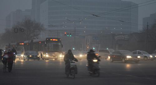 霧霾圍城:北京空氣質(zhì)量六級屬于嚴(yán)重污染 1月11日晨,行人車輛在大霧中經(jīng)過宣武門路口。 11日8時北京空氣質(zhì)量監(jiān)測數(shù)據(jù)顯示,無論城區(qū)、郊區(qū)還是交通環(huán)境評價點,其代表的全部區(qū)域被意味著最嚴(yán)重污染的“深褐色”覆蓋,pm2.5指數(shù)達(dá)到340到446之間,屬六級嚴(yán)重污染。 新華社發(fā)(賀燦鈴 攝)