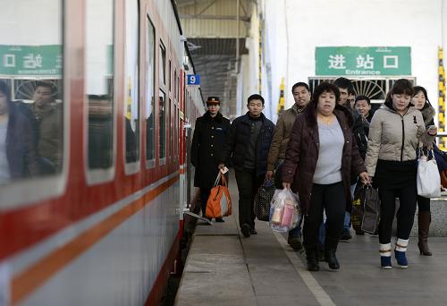 新疆鐵路開行2013年春運首趟臨客 1月11日,旅客進(jìn)站準(zhǔn)備登上烏魯木齊至上海的L668/5次旅客列車。 當(dāng)日12時36分,烏魯木齊至上海的L668/5次旅客列車搭載著1200多名旅客,緩緩駛出了烏魯木齊火車站。這是2013年新疆鐵路開行的第一趟臨客列車,標(biāo)志著2013年新疆鐵路春運臨客運輸工作正式開始。 據(jù)介紹,為進(jìn)一步滿足春節(jié)前烏魯木齊至上海間農(nóng)民工、學(xué)生客流需求,新疆鐵路部門將開行烏魯木齊至上海間臨客累計34列。同時,烏魯木齊鐵路公安處等部門也加派警力駐守車站,為旅客春運期間出行提供幫助和服務(wù)。 新華社記者 趙戈 攝