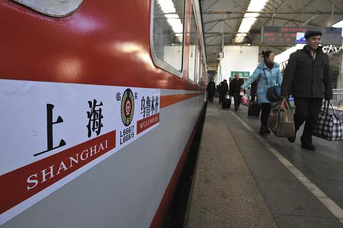 新疆鐵路開行2013年春運首趟臨客 1月11日,旅客進(jìn)站準(zhǔn)備登上烏魯木齊至上海的L668/5次旅客列車。 當(dāng)日12時36分,烏魯木齊至上海的L668/5次旅客列車搭載著1200多名旅客,緩緩駛出了烏魯木齊火車站。這是2013年新疆鐵路開行的第一趟臨客列車,標(biāo)志著2013年新疆鐵路春運臨客運輸工作正式開始。 據(jù)介紹,為進(jìn)一步滿足春節(jié)前烏魯木齊至上海間農(nóng)民工、學(xué)生客流需求,新疆鐵路部門將開行烏魯木齊至上海間臨客累計34列。同時,烏魯木齊鐵路公安處等部門也加派警力駐守車站,為旅客春運期間出行提供幫助和服務(wù)。 新華社記者 趙戈 攝