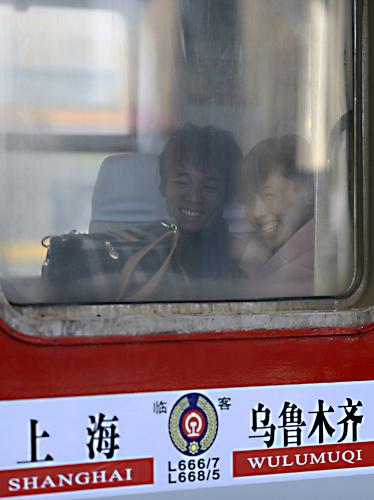 新疆鐵路開行2013年春運首趟臨客 1月11日,兩名旅客在烏魯木齊至上海的L668/5次旅客列車上。 當(dāng)日12時36分,烏魯木齊至上海的L668/5次旅客列車搭載著1200多名旅客,緩緩駛出了烏魯木齊火車站。這是2013年新疆鐵路開行的第一趟臨客列車,標(biāo)志著2013年新疆鐵路春運臨客運輸工作正式開始。 據(jù)介紹,為進(jìn)一步滿足春節(jié)前烏魯木齊至上海間農(nóng)民工、學(xué)生客流需求,新疆鐵路部門將開行烏魯木齊至上海間臨客累計34列。同時,烏魯木齊鐵路公安處等部門也加派警力駐守車站,為旅客春運期間出行提供幫助和服務(wù)。 新華社記者 趙戈 攝