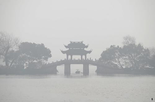 浙江:多地出現(xiàn)大霧 1月15日,游客在大霧籠罩的西湖邊游覽。 當日,浙江省多地出現(xiàn)霧霾天氣,多地發(fā)布大霧黃色預(yù)警。據(jù)浙江省環(huán)境空氣質(zhì)量指數(shù)(AQI)發(fā)布平臺數(shù)據(jù),1月15日9時,杭州市10個環(huán)境空氣質(zhì)量監(jiān)測點中,有7個為重度污染,兩個為中度污染。 新華社記者 鞠煥宗 攝