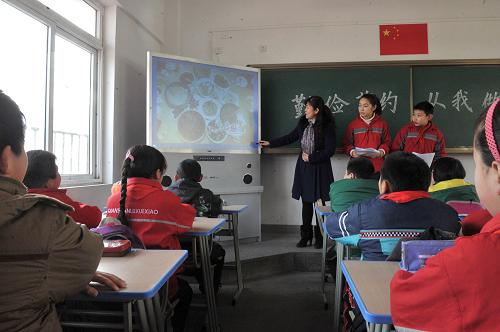 新學期 倡節(jié)約 2月25日,在潛山路學校五年級四班的新學期第一課上,老師在給同學講述勤儉節(jié)約。 當日,安徽省合肥市蜀山區(qū)潛山路學校迎來寒假后開學的第一天,在新學期里,學校提倡學生們用舊文具、舊紅領(lǐng)巾,并開展“節(jié)約課”,以倡導學生們厲行節(jié)約。 新華社記者 郭晨 攝
