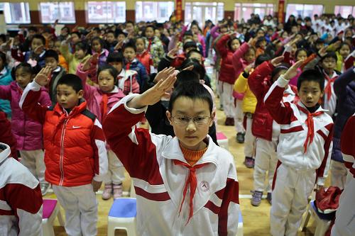 新學(xué)期 新氣象 2月25日,北京市人大附中朝陽學(xué)校的小學(xué)生在新學(xué)期開學(xué)典禮上參加升國旗儀式。 當天,北京市中小學(xué)學(xué)生迎來寒假后正式開學(xué)的第一天。在人大附中朝陽學(xué)校的開學(xué)典禮上,校方表示要將小學(xué)與高中學(xué)生的“聯(lián)誼”融入到未來的教學(xué)當中。 新華社記者鄭煥松攝