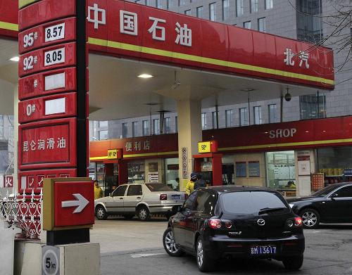 今年成品油價首次上漲 2月25日清晨,車輛在北京市一家加油站準(zhǔn)備進站加油,油價牌上顯示著上漲后的成品油價格。 自2月25日零時起,汽、柴油價格每噸分別提高300元和290元,折算到90號汽油和0號柴油(全國平均)每升最高零售價分別提高0.22元和0.25元。這是今年以來我國首次調(diào)整成品油價格。 新華社發(fā)(王躍嶺 攝)