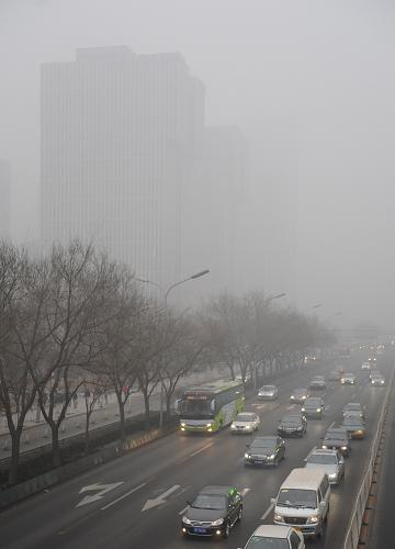 霧霾再襲北京 能見度低于500米 2月28日上午8點(diǎn)30左右,從北京建國路一過街天橋上望去,數(shù)百米外的建筑已隱沒在霧霾中。 當(dāng)日,北京再降大霧,市區(qū)不少路段能見度不足500米。據(jù)北京市環(huán)境保護(hù)監(jiān)測中心上午8時(shí)發(fā)布的數(shù)據(jù)顯示,北京市城區(qū)大部分地區(qū)處于五級(jí)重度污染之中。 新華社記者羅曉光攝