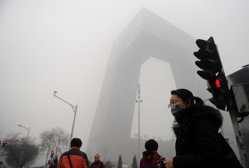 霧霾再襲北京 能見度低于500米 2月28日上午8點(diǎn)50左右,一名戴口罩的行人在霧霾籠罩的東三環(huán)輔路上等綠燈。 當(dāng)日,北京再降大霧,市區(qū)不少路段能見度不足500米。據(jù)北京市環(huán)境保護(hù)監(jiān)測中心上午8時(shí)發(fā)布的數(shù)據(jù)顯示,北京市城區(qū)大部分地區(qū)處于五級(jí)重度污染之中。 新華社記者羅曉光攝
