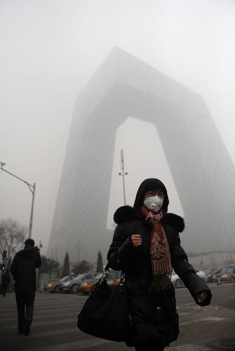 霧霾再襲北京 能見度低于500米 2月28日上午8點(diǎn)50左右,一名戴口罩的行人走在霧霾籠罩的東三環(huán)輔路上。 當(dāng)日,北京再降大霧,市區(qū)不少路段能見度不足500米。據(jù)北京市環(huán)境保護(hù)監(jiān)測中心上午8時(shí)發(fā)布的數(shù)據(jù)顯示,北京市城區(qū)大部分地區(qū)處于五級(jí)重度污染之中。 新華社記者羅曉光攝