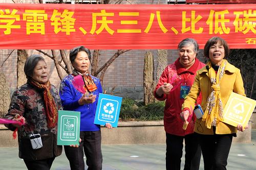 杭州:社區(qū)里的雷鋒日 3月5日,幾位居民在社區(qū)小廣場上表演自編自演的宣傳垃圾分類的話劇。 當(dāng)日,杭州市西溪街道石灰橋社區(qū)舉辦了“學(xué)雷鋒、慶三八、比低碳”的活動(dòng),為社區(qū)居民提供免費(fèi)修車、修鞋、配鑰匙、理發(fā)等貼近居民生活的服務(wù)項(xiàng)目,不少居民還自編自演了一些文藝節(jié)目,宣傳雷鋒精神和社區(qū)低碳生活。 新華社記者 鞠煥宗 攝