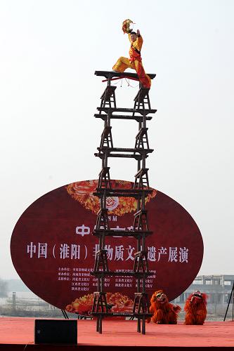 十省“非遺” 中原斗艷 3月13日,來自湖北的一支表演團(tuán)在現(xiàn)場表演《武漢高龍》。 當(dāng)日,第四屆中原古韻中國(淮陽)非物質(zhì)文化遺產(chǎn)展演活動在河南省淮陽縣開幕。來自河南、山東、山西、安徽、河北、湖北、江蘇、江西、陜西、湖南十省的國家級非物質(zhì)文化遺產(chǎn)項目競相登場亮相,為當(dāng)?shù)厝罕姾陀慰头瞰I(xiàn)了一道民俗文化盛宴。 新華社記者 李博 攝